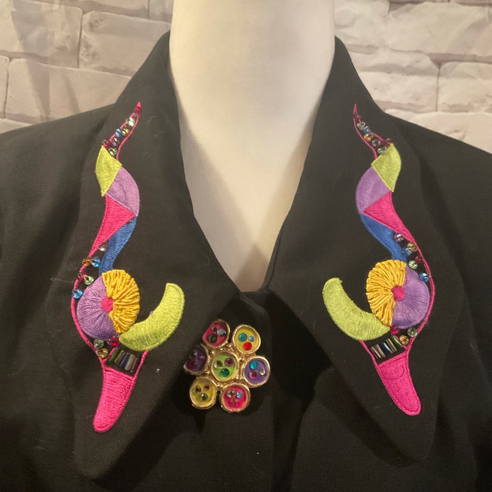“ECAILLE” PARIS VINTAGE EMBROIDERED and BEJEWELLED BEADED BUTTON BLACK BLAZER. - Picture 3 of 16